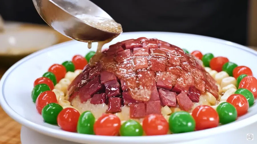 A screen grab from a video featuring braised ham in honey sauce. (Internet)