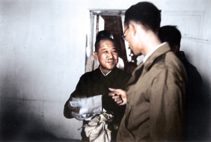 Hisao Tani in a detention facility for war criminals with his personal belongings, September 1946. This prisoner - a "butcher" who had killed countless people in Nanjing - smiled flatteringly at the head of the detention facility Wen Ruihua.