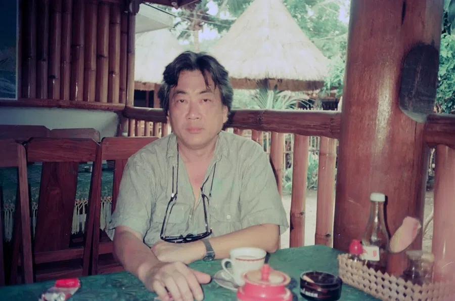At a seaside restaurant, Chen Yingzhen shared many stories about his life.