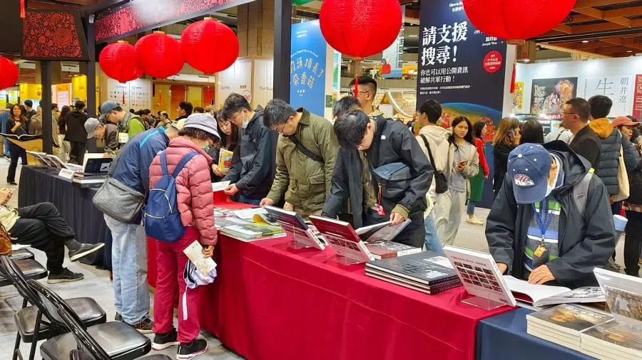 Readers browsing illustrated books on the War of Resistance.