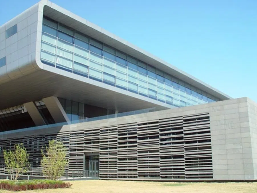 A view of the exterior of the north complex of the National Library of China, 2009. (Wikimedia)