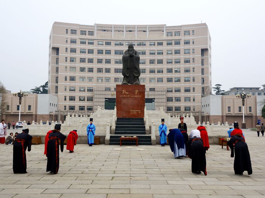 Teachers and students in Han robe worshipping Confucius. (iStock)