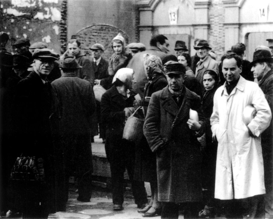 In February 1943, after the Pacific War broke out, the Japanese army captured the Western concessions in Shanghai. The photo shows foreigners waiting for rations; life was difficult for them, just as it was for the Chinese.