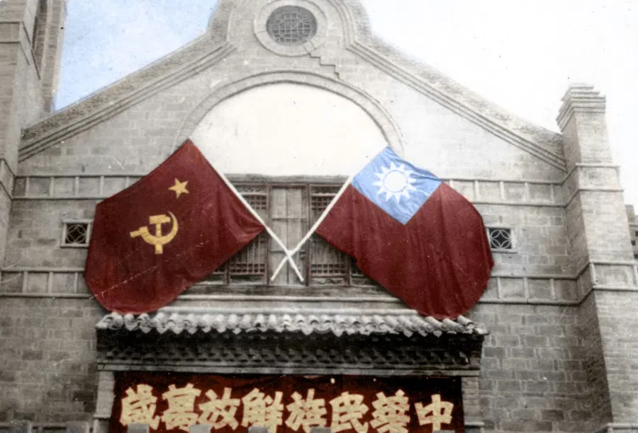 In May 1937, to welcome the KMT central committee group, flags of the Soviet government and KMT government were put up in Yan'an.