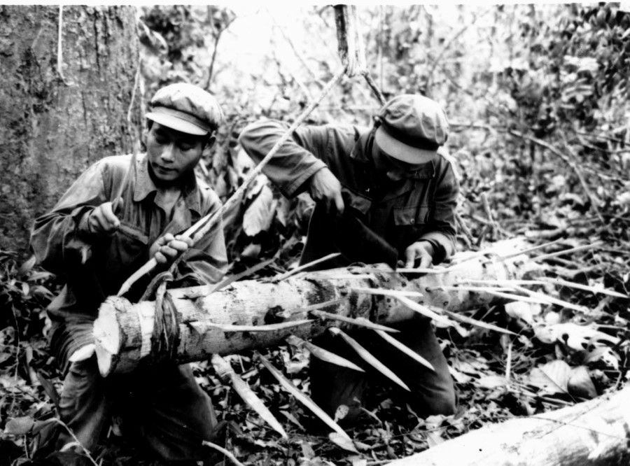 In 1978, China supported the Khmer Rouge in resisting Vietnam's invasion. The China-trained Khmer Rouge set traps in the forests.