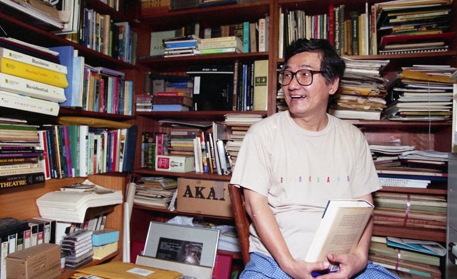 Singapore theatre pioneer Kuo Pao Kun in his study at home, 26 April 1995. (SPH Media)