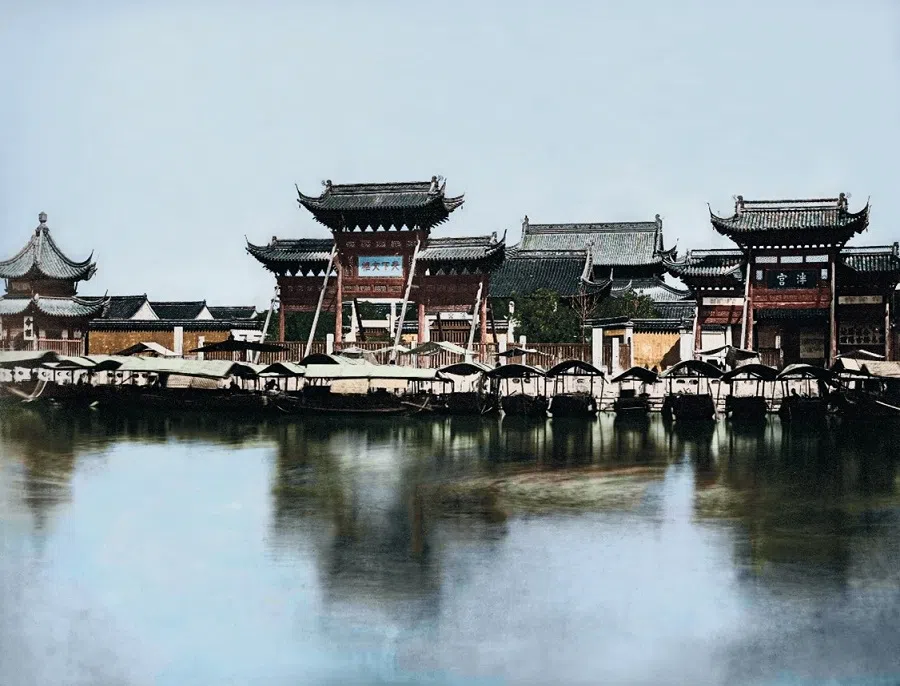 In the 1910s, the bustling Confucius Temple by the Qinhuai River in Nanjing was the city’s most vibrant marketplace.