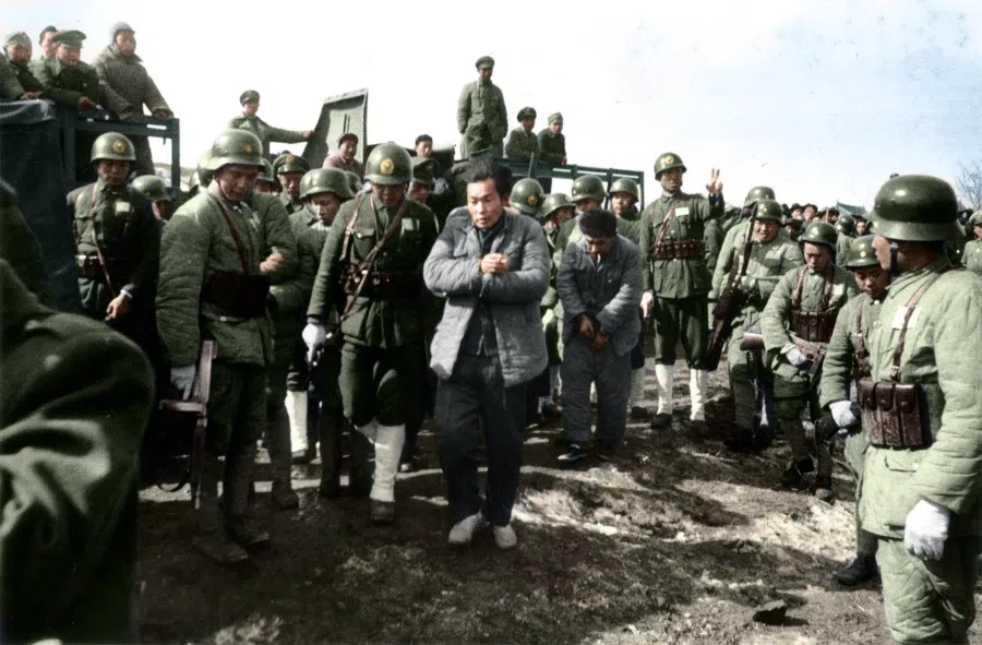 On 28 January 1948, after Gunkichi Tanaka, Tsuyoshi Noda and Toshiaki Mukai finished smoking, they were pushed to the execution ground by the military police. They were bent over and walked unsteadily while in handcuffs, appearing confused and lost.