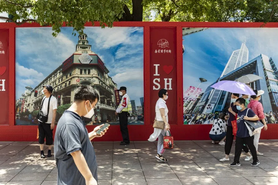Shoppers on a pedestrian street in Shanghai, China, on 18 June 2022. (Qilai Shen/Bloomberg)
