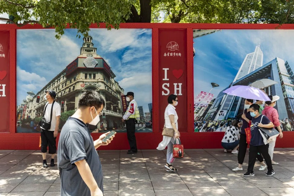 Shoppers on a pedestrian street in Shanghai, China, on 18 June 2022. (Qilai Shen/Bloomberg)