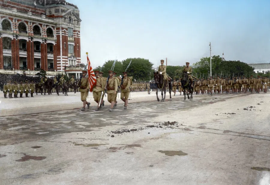 Taiwanese soldiers under Japanese rule go through inspection in front of the governor-general's residence (now the Taipei Guest House), 1925.