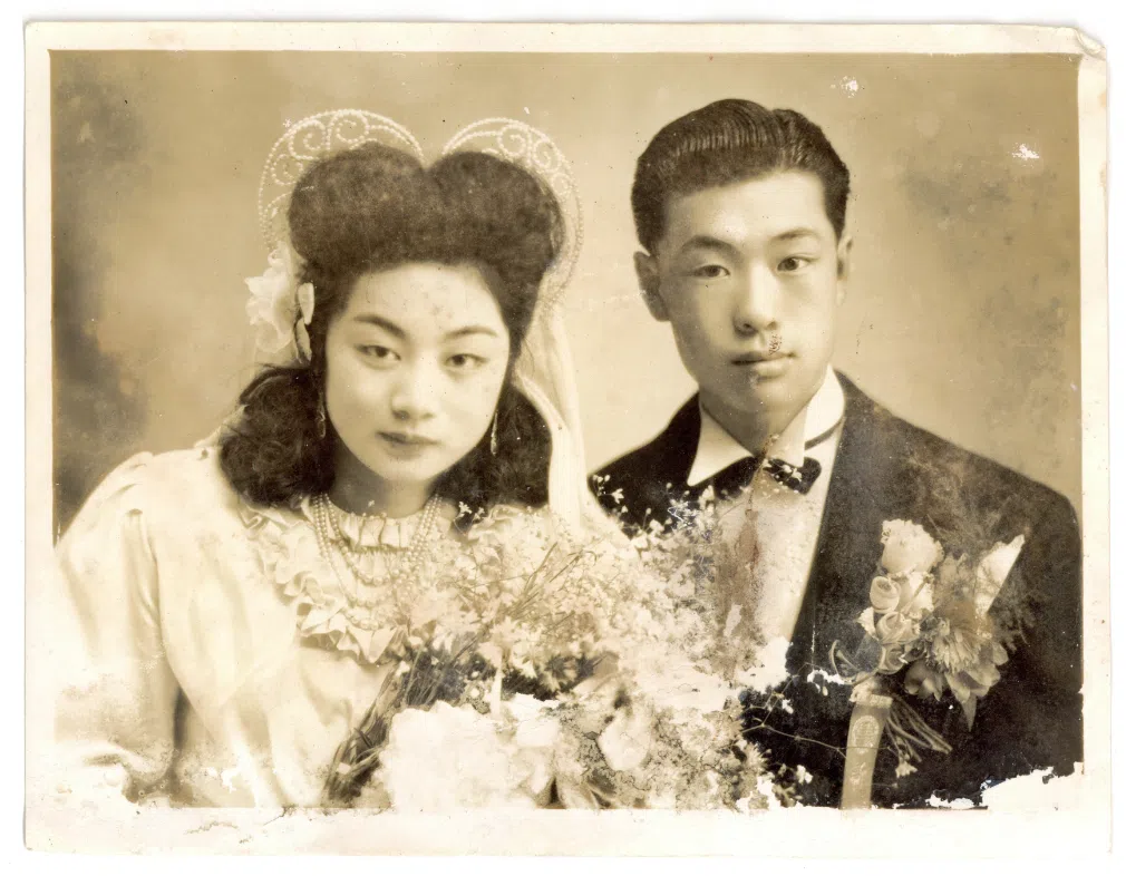 A signed wedding photo sent by Margot Grzywacz’s friend, dated 1947.