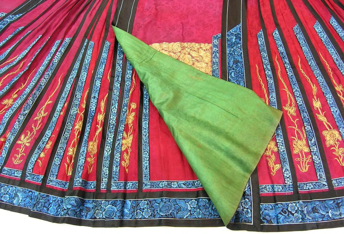 The horse-face skirt is characterised by two pieces of fabric joined together at the waistband, overlapping at the front and back to form a flat panel.