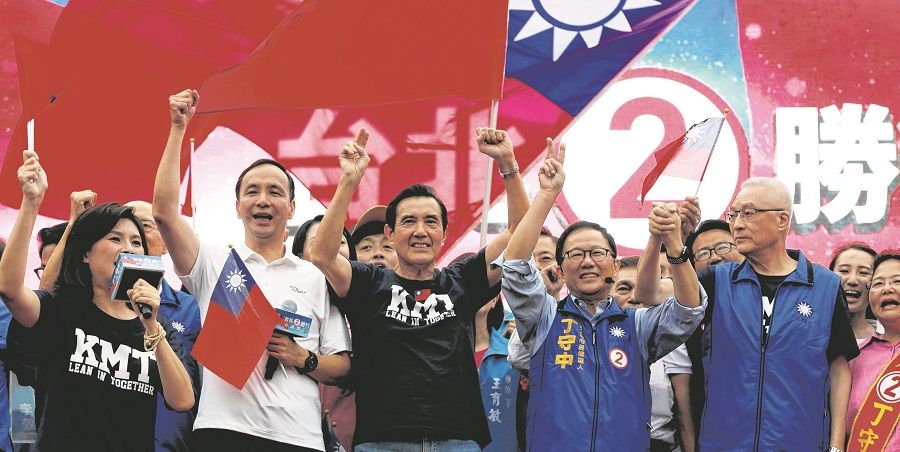 New Taipei City mayor Eric Chu (second from left) and former Taiwan President Ma Ying-jeou (third from left) attend a campaign rally for the local elections, in Taipei, Taiwan, 11 November 2018. (Tyrone Siu/Reuters)