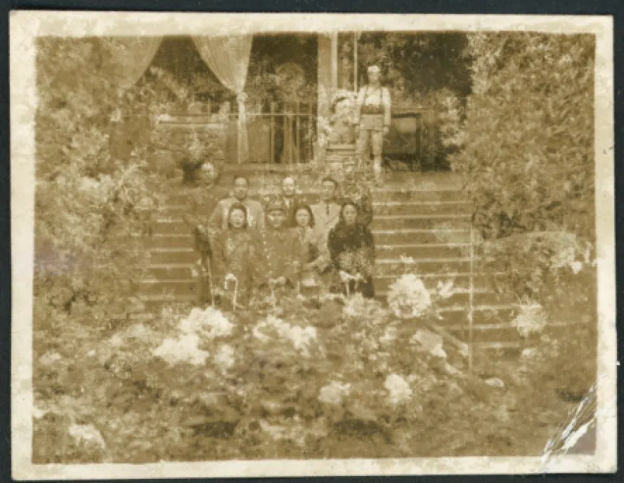 Some photos in the album are severely faded and even irreversibly deteriorated, possibly due to the humid and hot environment in Taiwan.