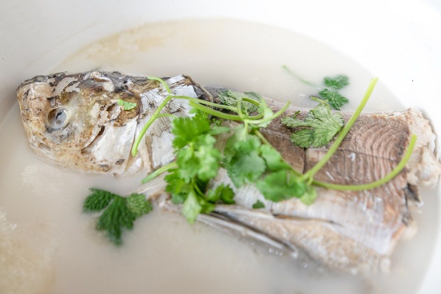 Tianmu Lake claypot fish head. (iStock)