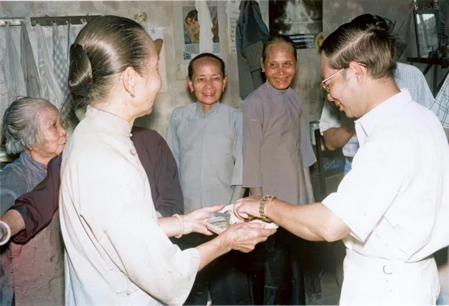 In 1978, Deputy Prime Minister Dr Toh Chin Chye visited communities, distributing red packets to elderly women and wishing them a happy Lunar New Year.