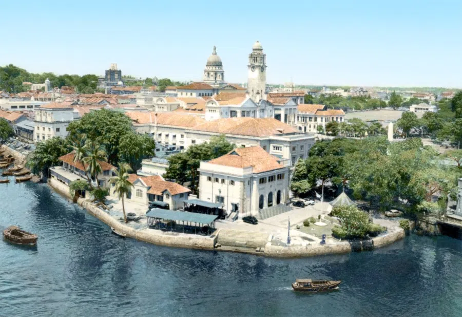 The elegant buildings beside the pier at the Singapore River. In the distance on the right is Empress Place Building. It was built in 1865 and got its name through association with the public square in front of it, called Empress Place after Queen Victoria. It was built in the neoclassical style and was originally used as a courthouse and government offices. Now, it is a national heritage building, forming part of the Asian Civilisations Museum.
