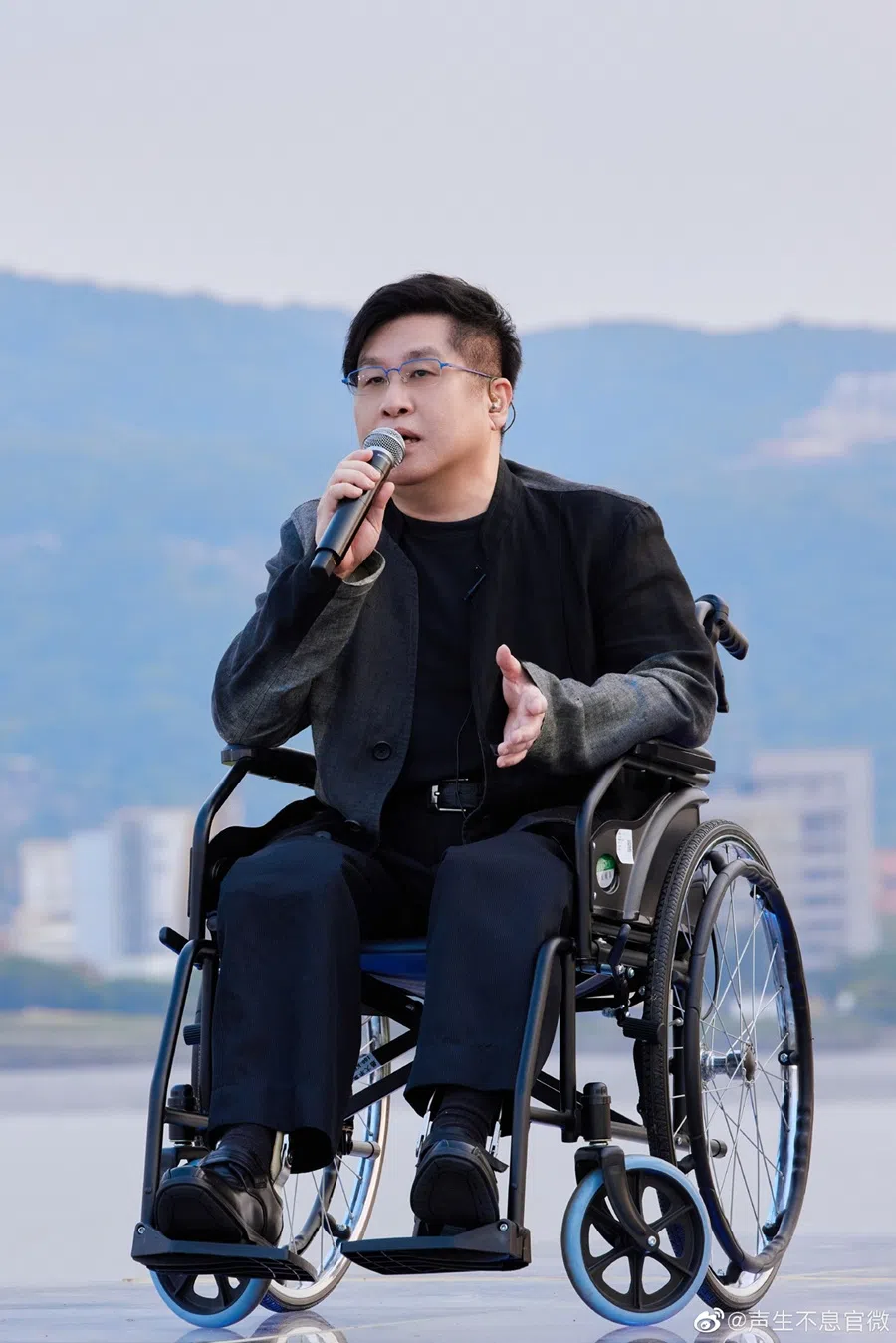 A shot of singer Zheng Zhihua. (Internet)