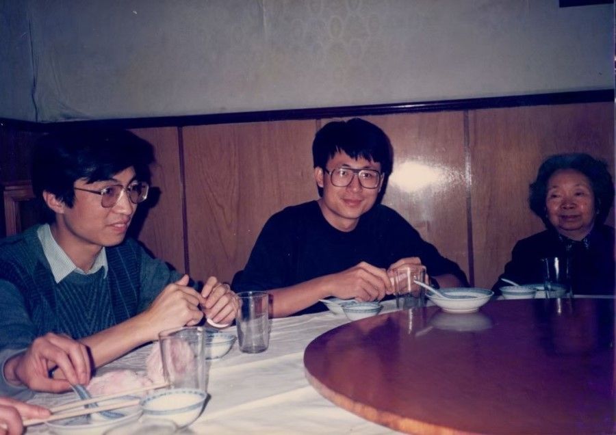 Fudan president Xie Xide (right) at a meal reception for the writer (centre), 1988. On the left is Wang Huning.