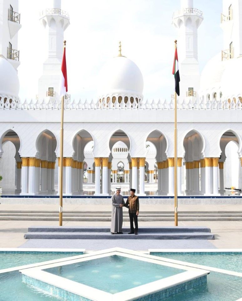 Indonesian President Joko Widodo (right) with UAE President Mohammed Bin Zayed at the inauguration of the Sheikh Zayed Grand Mosque in Solo, Indonesia, 14 November 2022. (Joko Widodo/Twitter)