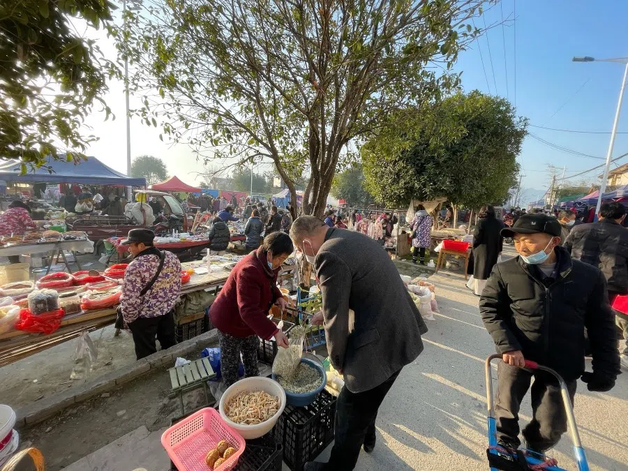 People at the market in Zhangjiajie, 8 January 2023.
