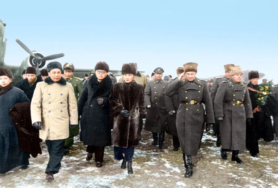 On 22 January 1946, Soong Mei-ling arrived in Changchun to visit the Red Army troops. On the right is Marshal Rodion Yakovlevich Malinovsky, commander of the Soviet Army in northeast China. This imposing, straight-talking Red Army general was a hero of the Soviet Union who made his name as he fought bravely in the Battle of Stalingrad.