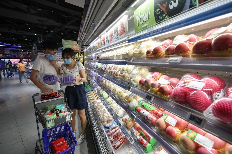 A couple shops for fruits in a supermarket, Guiyang, Guizhou, 20 September 2022. (Hong Kong China News Agency)