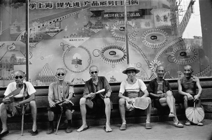 Elderly in Hankou, 1965. (Photo: Koichi Saito)