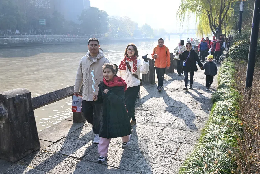 People walk along the Grand Canal in Hangzhou, Zhejiang province, China, on 1 January 2025. (CNS)