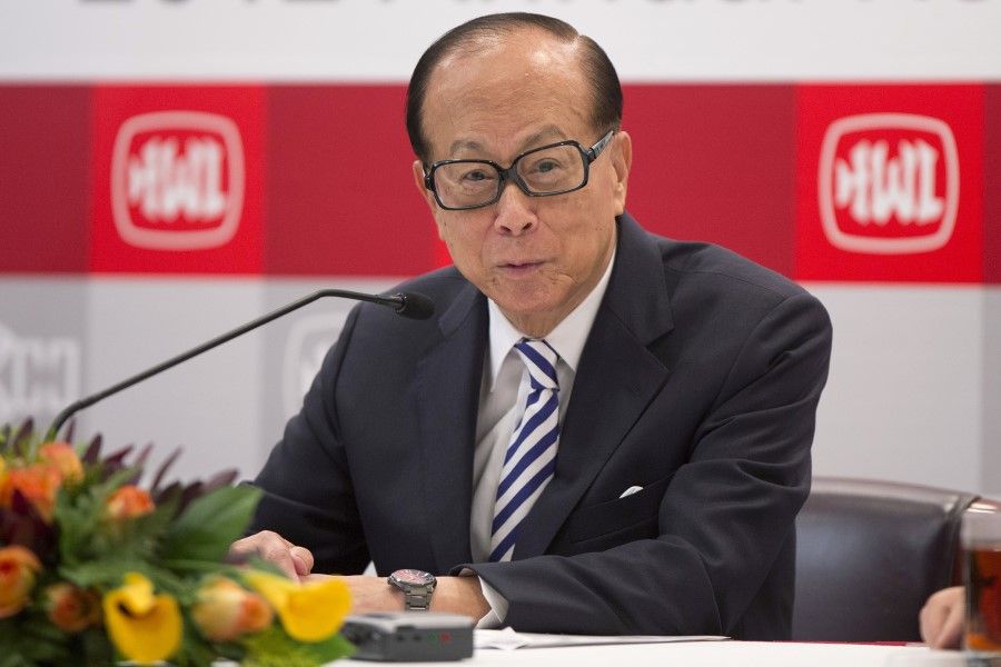 Billionaire Li Ka-shing, chair of Cheung Kong (Holdings) Ltd. and Hutchison Whampoa Ltd., speaks during a news conference in Hong Kong, China, on 26 March 2013. (Jerome Favre/Bloomberg)