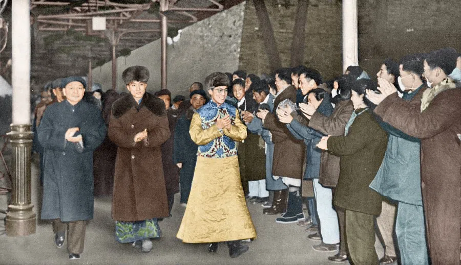 The Panchen Lama Dalai Lama receiving a warm welcome in northeast China, 1955.