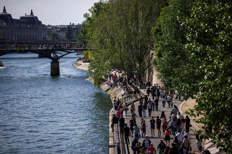 People walk on the banks of the River Seine in Paris, France, 25 April 2026. (Sarah Meyssonnier/Reuters)
