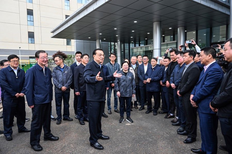 Chinese Premier Li Keqiang (centre) on an inspection visit to Yunnan, 17 May 2022. (Xinhua)