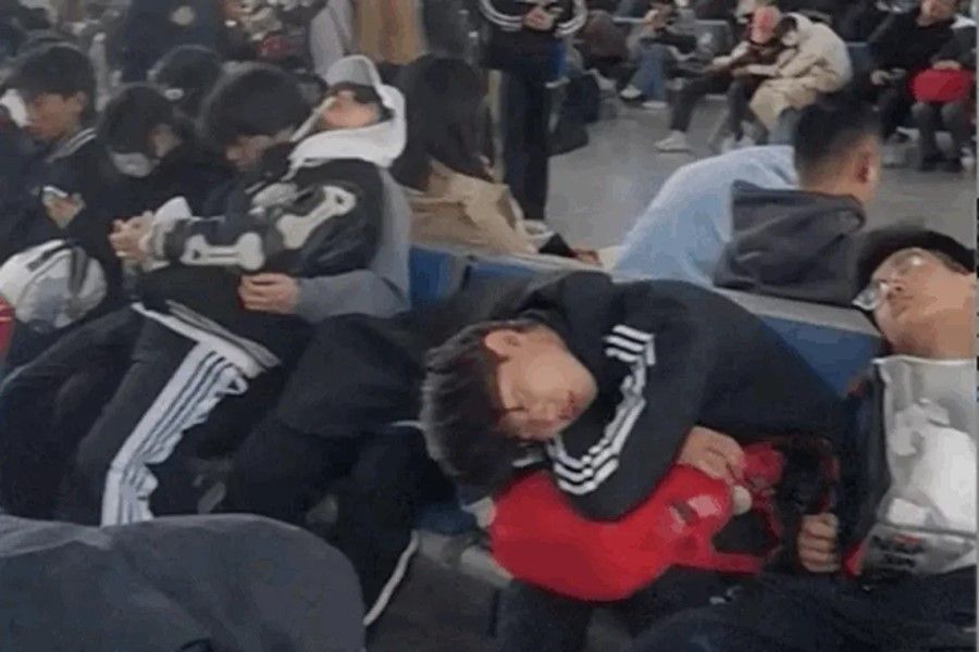 Young people sleeping at a train station in China. (Internet)