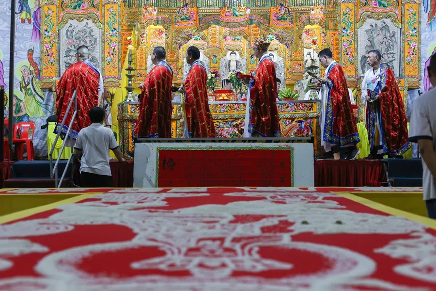 Rice drawings are featured during the guan deng ke yi (关灯科仪) part of ritualistic ceremonies.