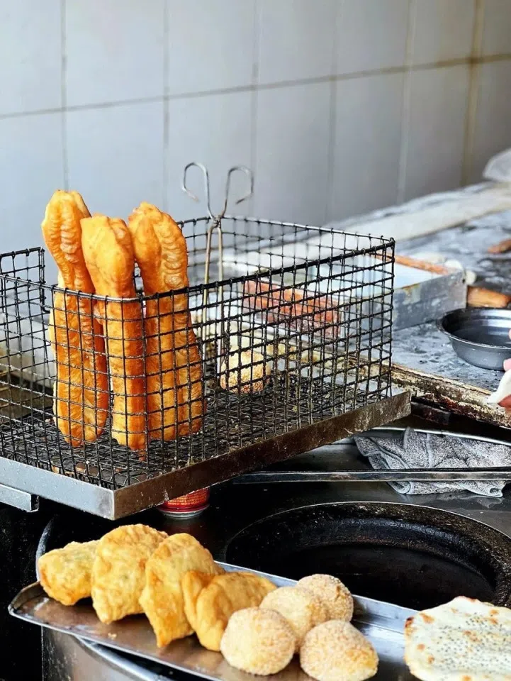 Fluffy youtiaos and shaobings are sold at a stall. (WeChat/玉茗堂前)