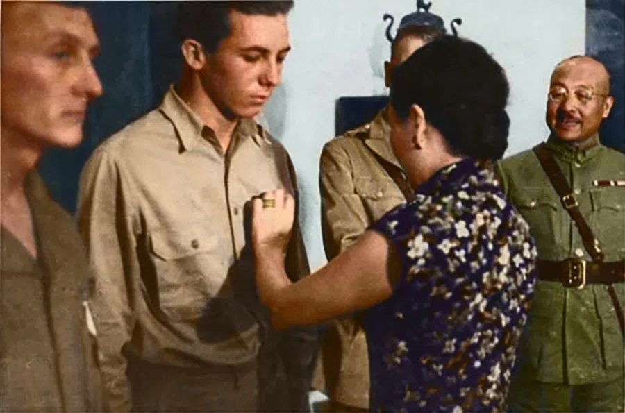 Madame Chiang giving a medal to a pilot in the Doolittle Raid. The pilots escaped pursuit by the Japanese troops and reached Chongqing under the protection of Chinese guerillas.