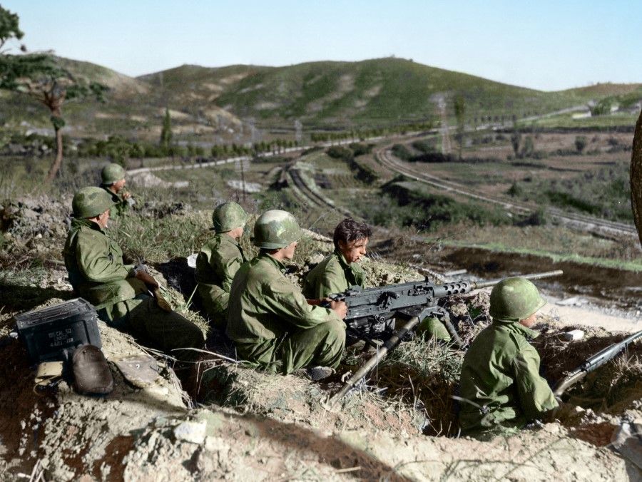 In September 1950, the US army crossed the 38th parallel and drove the North Korean army to the banks of the Yalu River. Commander-in-Chief of the UNC General Douglas MacArthur had assessed that North and South Korea could be unified, without counting on the participation of the CCP troops. The photo shows the US army using a Browning M2 .50 calibre heavy machine gun against the opposing volunteer army.