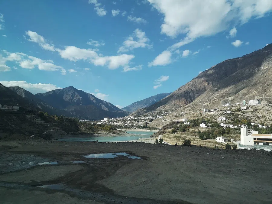 Benzilan is located on the banks of the Jinsha (Yangtze) River.