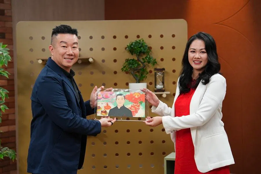 ThinkChina's Josephine Hong (right) presents Chef Jereme Leung, a pioneer of modern Chinese fine dining and restaurateur, with an illustrated portrait at STUDIO+65 in Singapore, 25 November 2025. (Photo: Lingming Lu)