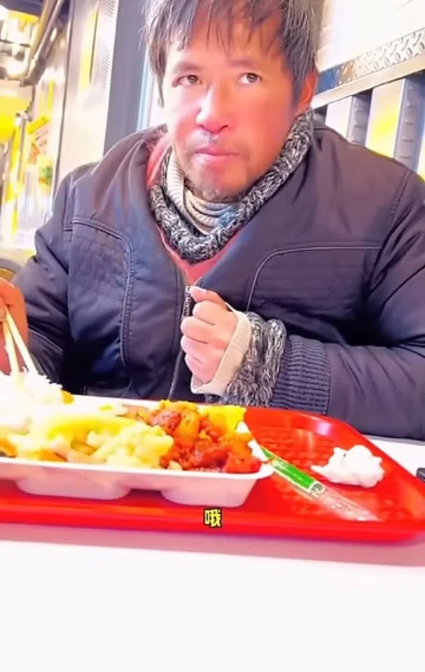 The blogger treated Sun Weidong to a meal. (Screen grab from video)