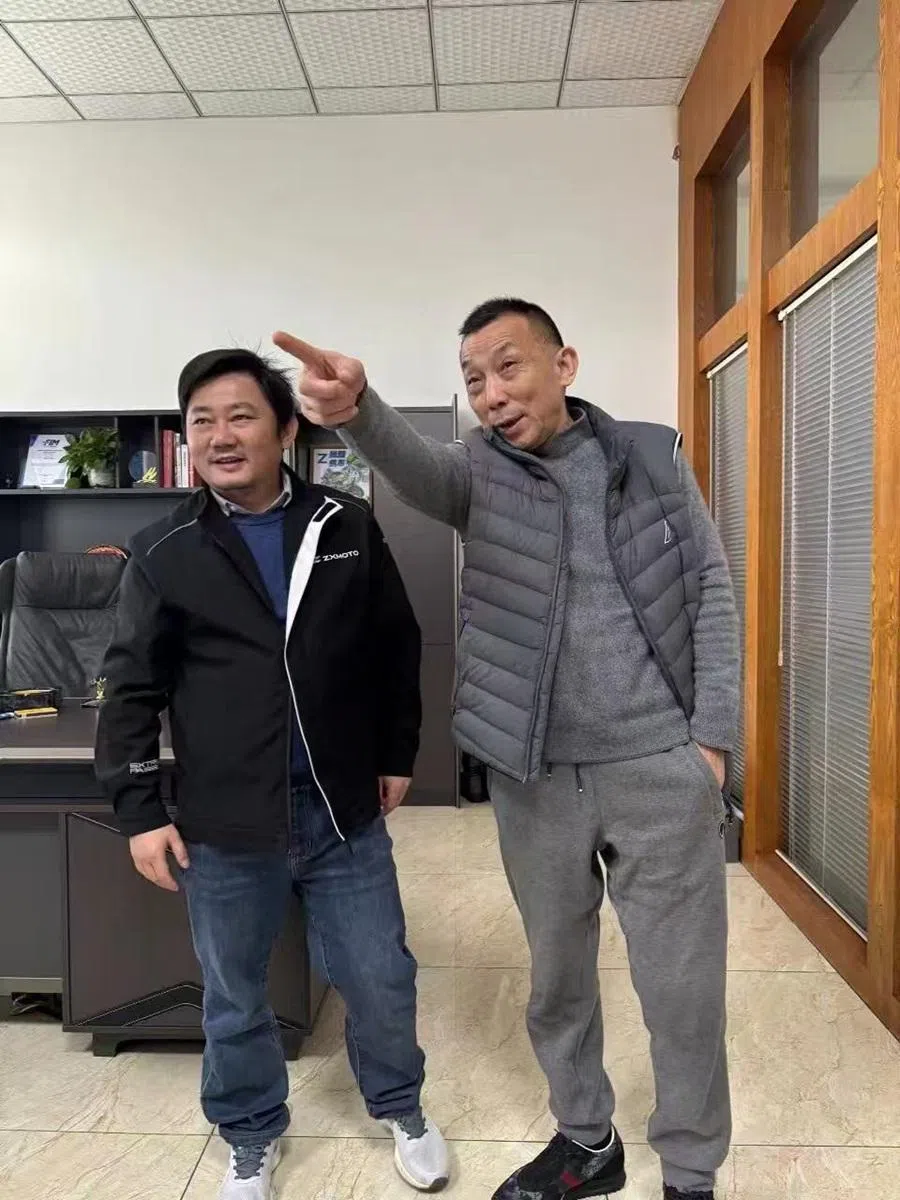 Li Xueping (right), vice-president of the Chongqing Automobile and Motorcycle Industry Association, led a delegation to visit ZXMOTO in Chongqing on 20 March 20 2026. The photo shows Li posing for a picture with Zhang Xue in his office.  (Photo provided by the interviewee)
