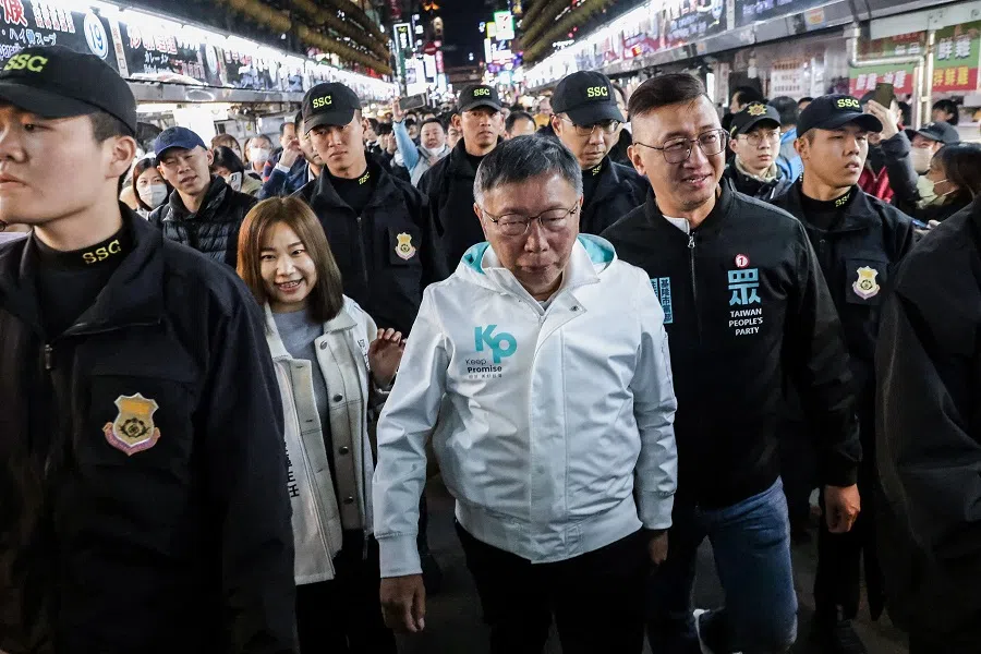Ko Wen-je (centre), Taiwan presidential candidate from the opposition Taiwan People's Party (TPP) arrives at Miaokou Night Market in Keelung on 10 January 2024. (I-Hwa Cheng/AFP)