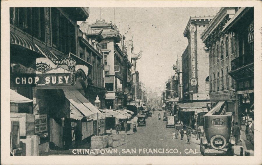 A US postcard from the 1930s, showing a Chinatown scene. The sign outside the Chinese restaurant on the left shows "Chop Suey", a creation by Chinese restaurants in the US catering to American tastes, showing the creativity of Cantonese restaurateurs.