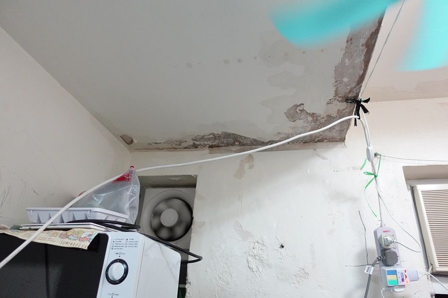 Water seepage issues in Ng's subdivided flat. (Photo: Tai Hing Shing)