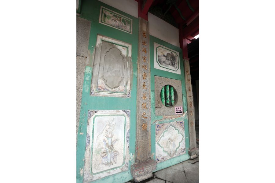 The Chaozhou style clay images on the ground floor wall of the bell and drum towers are severely damaged. (SPH)