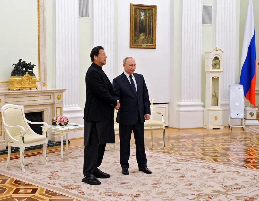 Russian President Vladimir Putin shakes hands with Pakistan's Prime Minister Imran Khan during a meeting in Moscow, Russia, 24 February 2022. (Sputnik/Mikhail Klimentyev/Kremlin via Reuters)