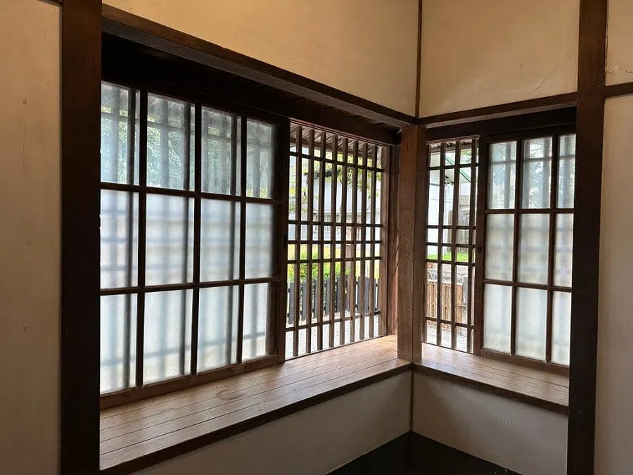 Separated by 90 years, it is as if Horio is still around, catching glimpses of shadows by the window with Chiang Hsun. (Facebook/蔣勳)