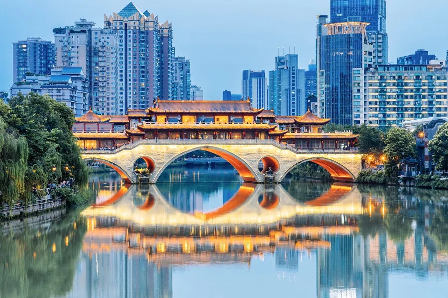 Night scenery of Anshun Bridge in Chengdu. (iStock)